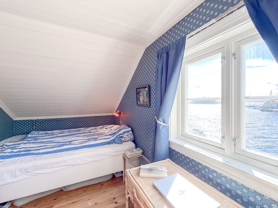 Fra sengen er det flott utsyn over vannet og nærområdet