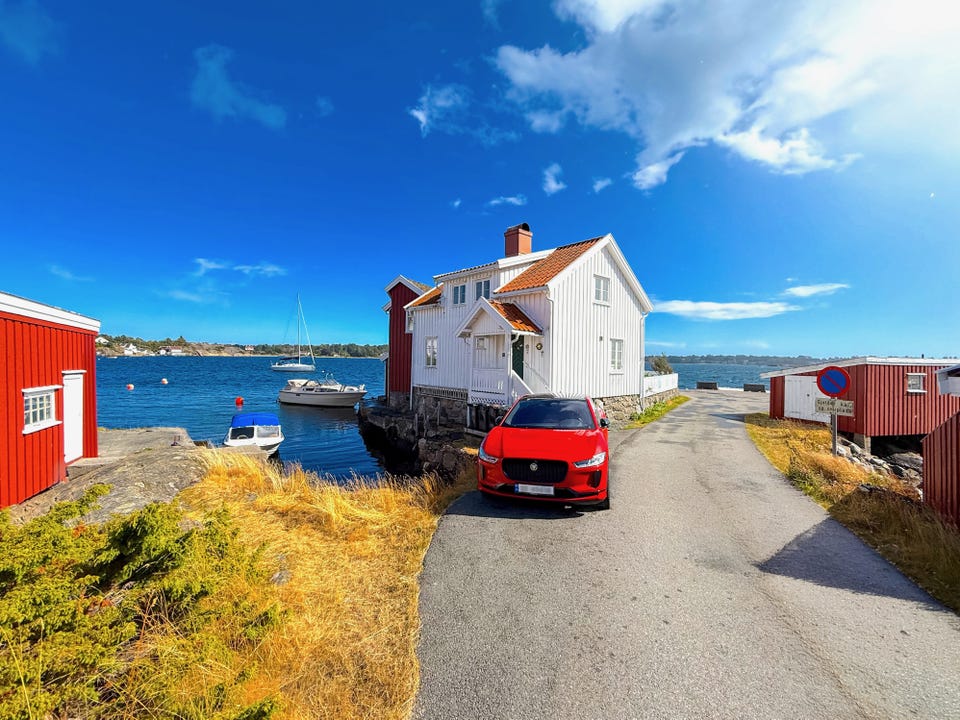 Eiendommen ligger ved enden av en rolig vei med sjøen like utenfor