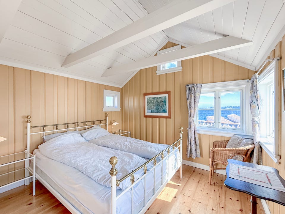 Soverommet har god plass til dobbeltseng, sittemøbler og oppbevaring