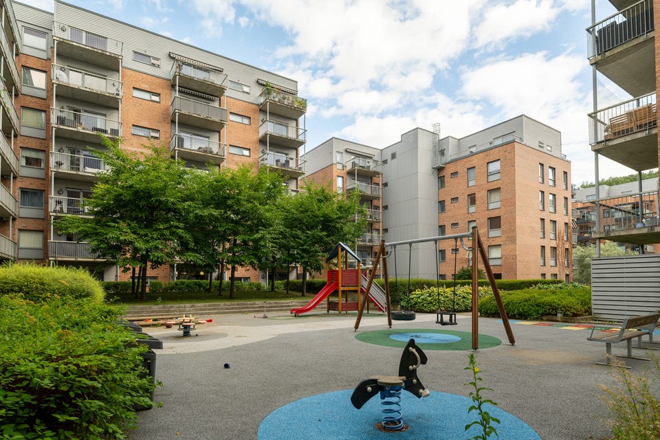 Felles eiertomt for borettslaget på ca. 4 040,4m². Felles tomt for borettslaget opparbeidet med steinlagte internveier, sittegrupper, trær og diverse beplantning.