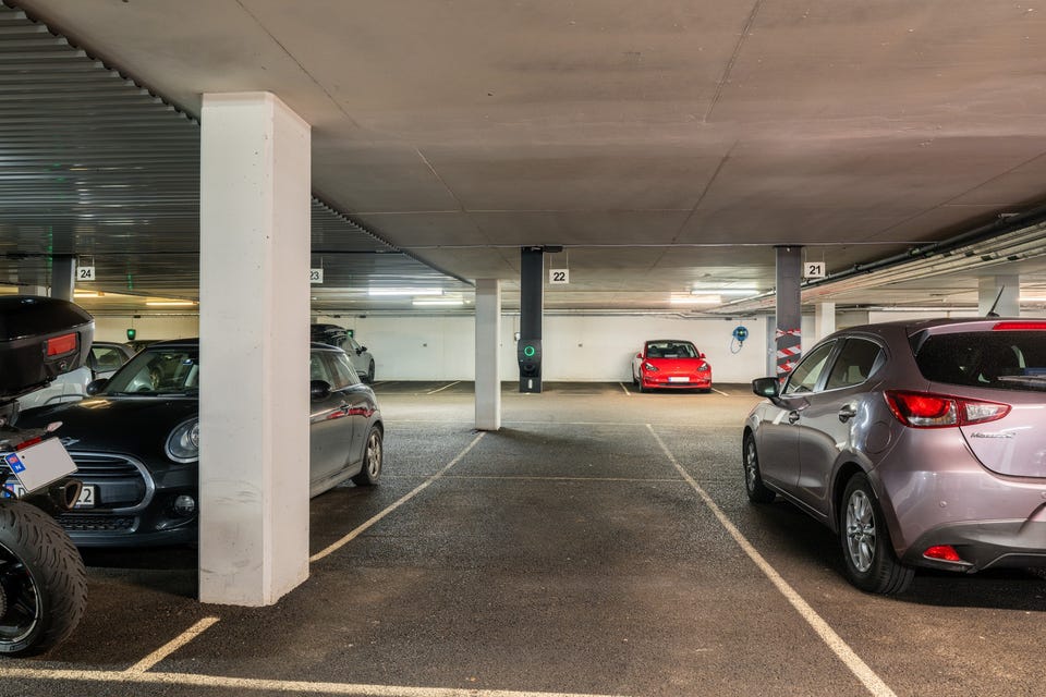 I tillegg disponerer leiligheten en garasjeplass med elbil-lader i felles garasjeanlegg i kjelleren, samt en kjellerbod på 6m².