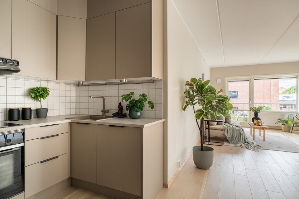 Kjøkkenet ligger i en fin delvis åpen løsning med stuen, naturlig tilbaketrukket, men likevel åpent og sosialt.