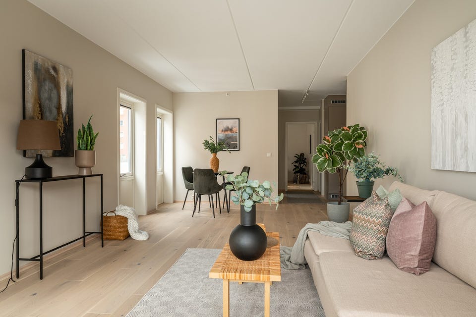 Stuen er romslig med god plass til sofagruppe med salongbord, mediemøblement med tv og et spisebord.