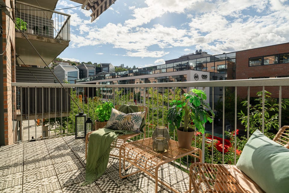 Fra stuen er det utgang til en solrik vestvendt balkong på ca. 8m² som er perfekt på varme sommerdager.
