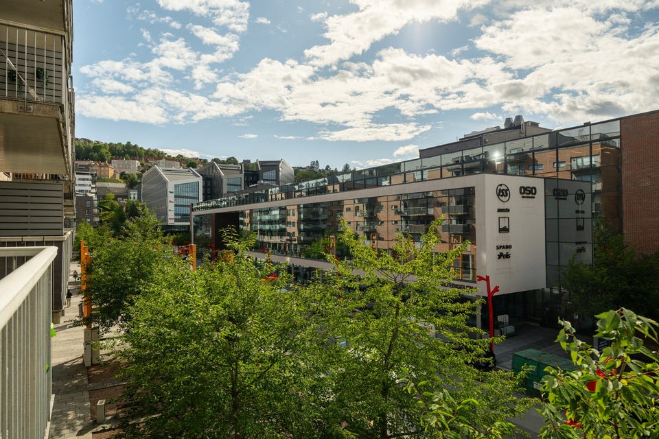 Beliggenheten mot vest sørger for gode solforhold på ettermiddag og kveld.