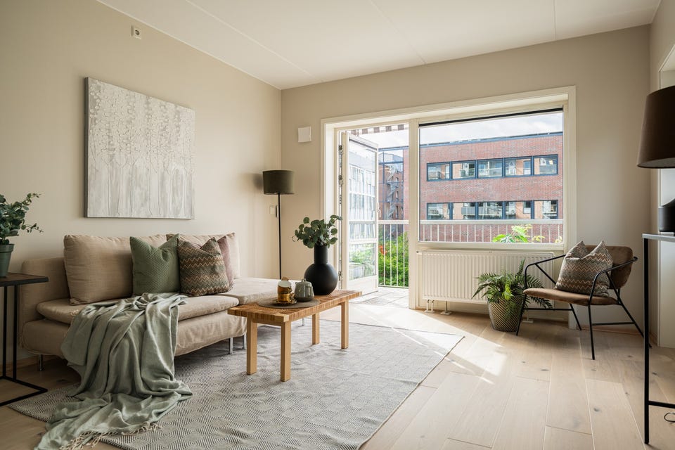 Leiligheten ligger på hjørnet i byggets 3. etasje, og har en god planløsning med et stort oppholdsrom, 2 soverom, baderom og innvendig bod.