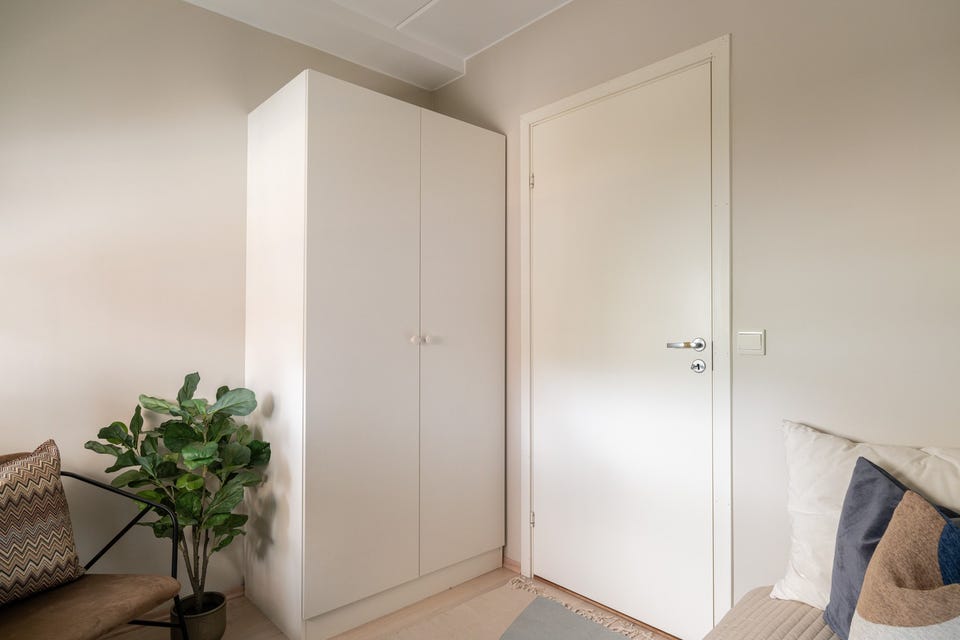 På soverommet er det plass til seng og kontorpult, samt oppbevaringsplass i medfølgende garderobeskap.