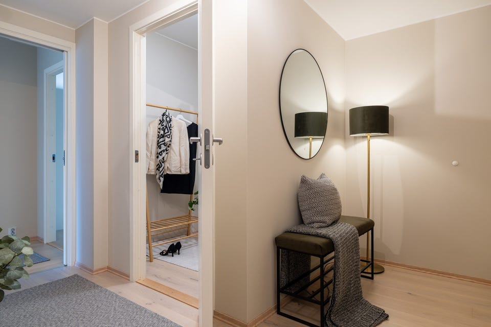 Du ønskes velkommen inn i en lys entré med plass til garderobeløsning etter eget ønske og behov.