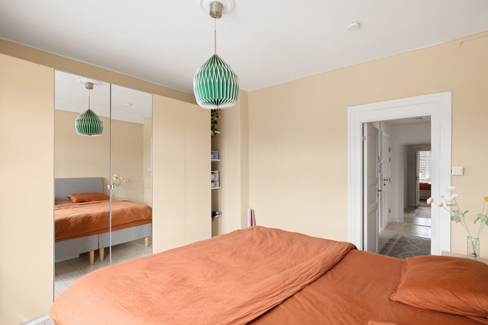 En stor garderobe langs hele den ene veggen gir rikelig med lagringsplass.