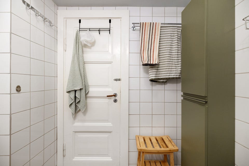 Badet er oppgradert med tidsriktige farger på innredning.