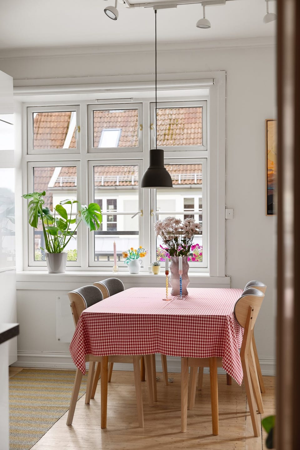 Det er koselig med egen spiseplass foran vinduet.