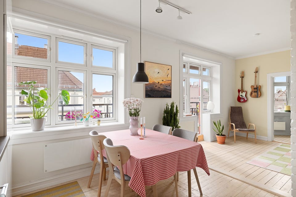 En rekke store vindusflater åpner opp og slipper lyset inn. Vinduene var nye i 2011.