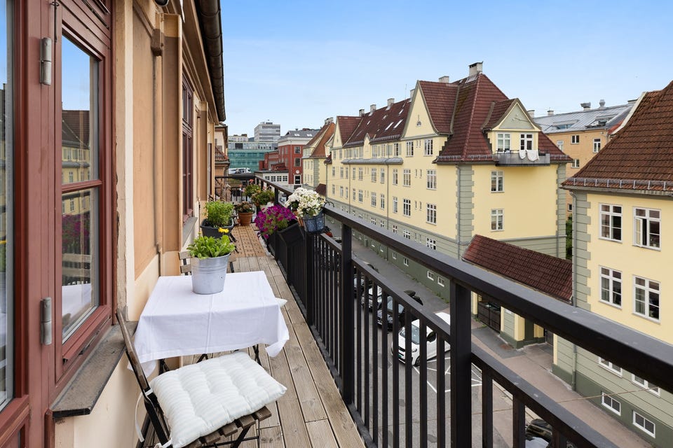 Uteplassen er møblert med en sittegruppe, og det plass til dyrking av både urter og blomster