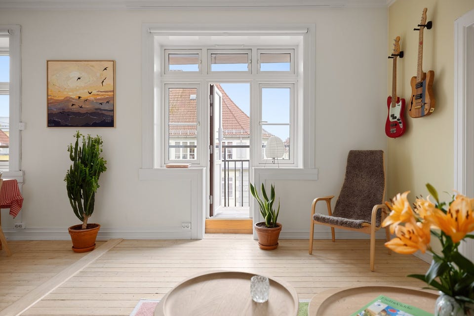 Brannbalkongen utenfor er plassen å sitte på varme sommerdager.