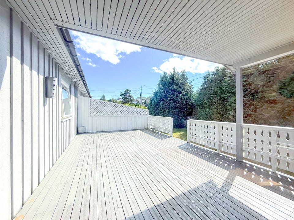 Stor og delvis overbygd terrasse med god plass til utemøbler