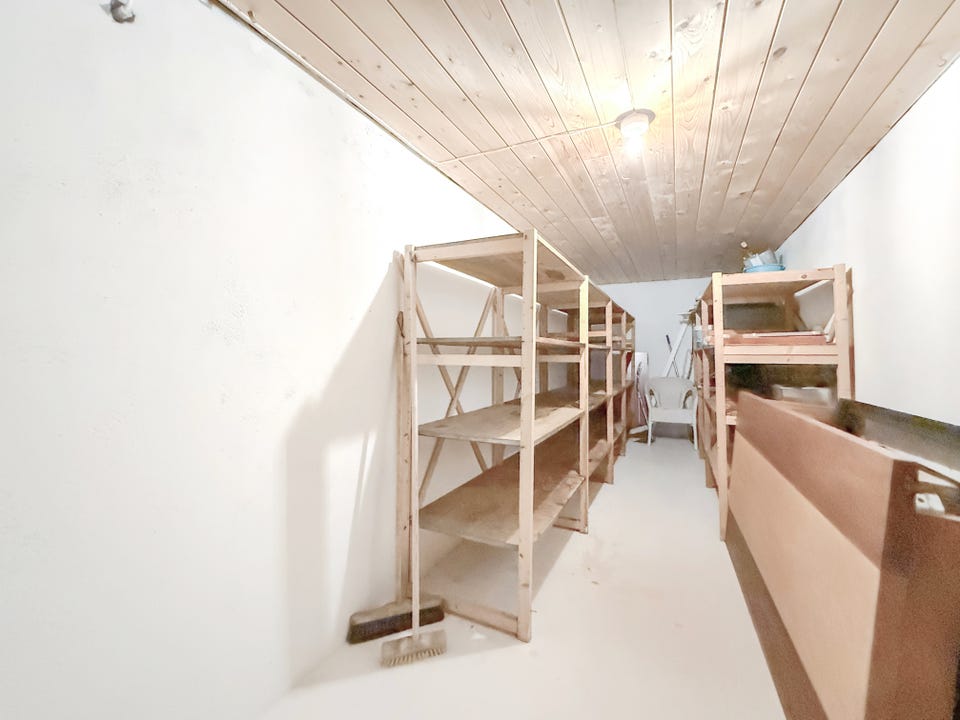 Stor bod med hyller og gode lagringsmuligheter