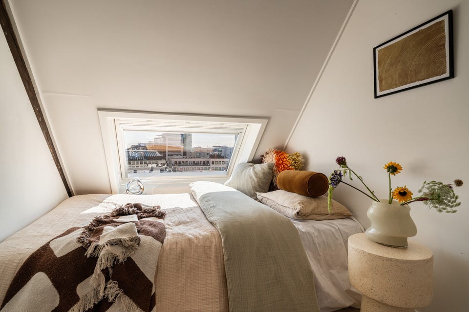 Bod 1 er i dag innredet med seng og kommode. Rommet er godkjent som bod og inngår ikke i boligens soveromsantall.