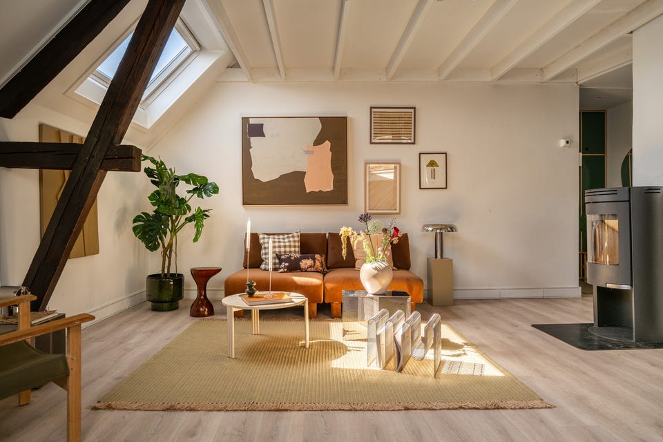 Stuen har god standard med moderne enstavs laminat på gulv og lysmalte overflater.