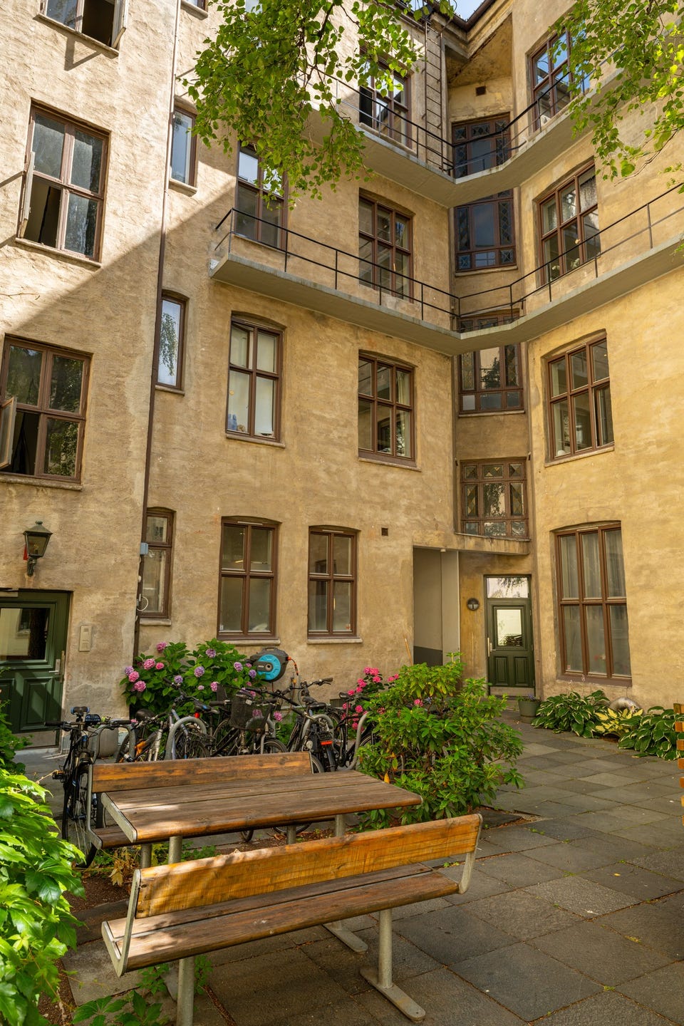 Felles eiertomt for sameiet på ca. 446m². Felles tomt opparbeidet med blant annet bakgård med steinheller, sykkelparkering og sittegruppe.