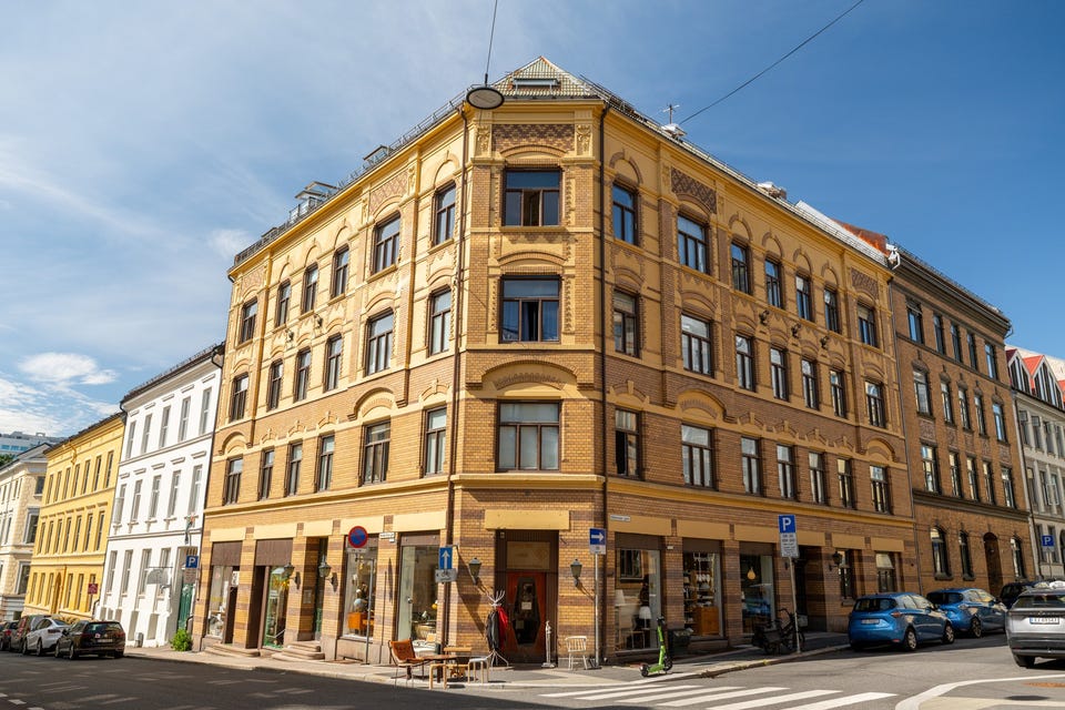 Leiligheten ligger i et attraktivt og meget sentralt boligområde ved populære Pilestredet Park. Bydelen fremstår som urban med et spennende utvalg av fasiliteter. Det er kort gange til vakre grøntområder som St. Hanshaugen, Stensparken og Slottsparken.
