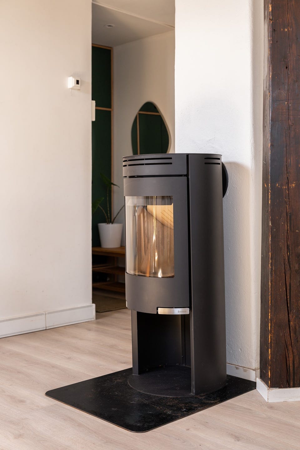 I stuen er det en moderne vedovn som både gir god varme og bidrar til ekstra hygge.
