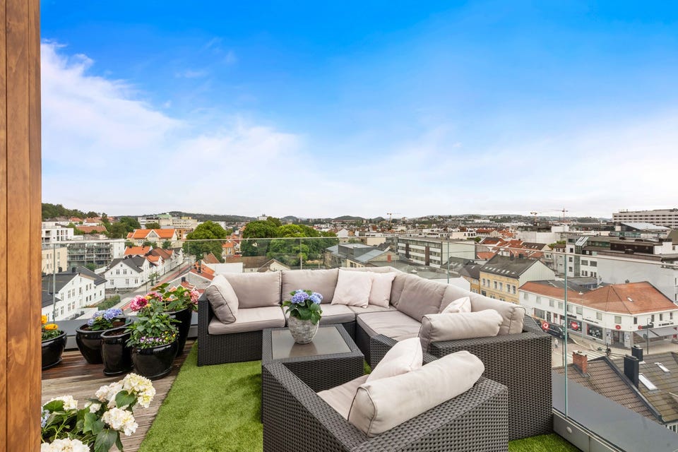 NY PRIS -BYHAVEN - Meget elegant topp- og endeleilighet med fantastisk utsikt - 82 kvm med solrik takterrasser - P-plass
