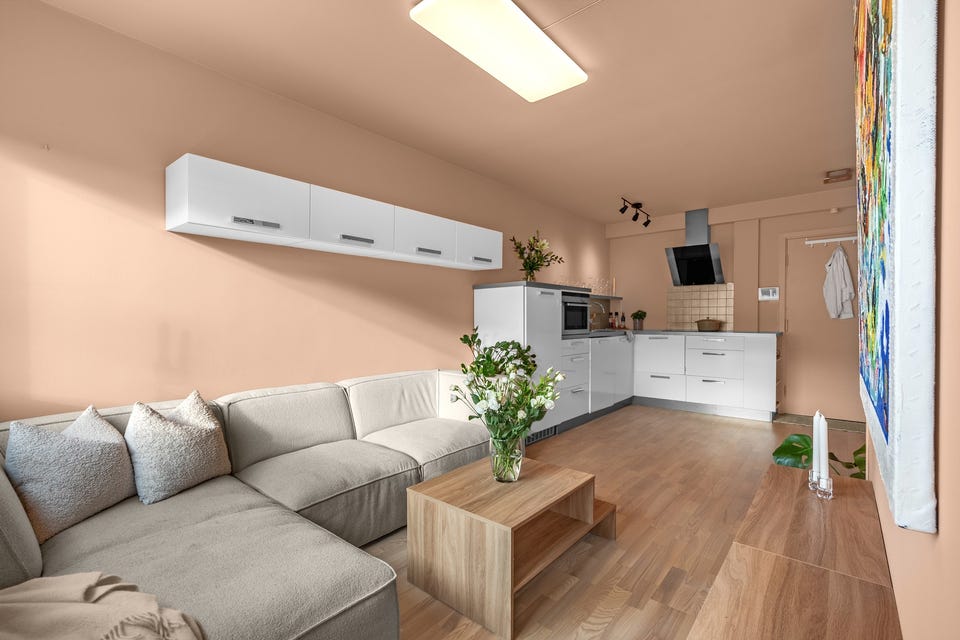 Stuen byr på gode møbleringsmuligheter med plass til sofagruppe med tilhørende møblement, TV-seksjon og spisebord med stoler.