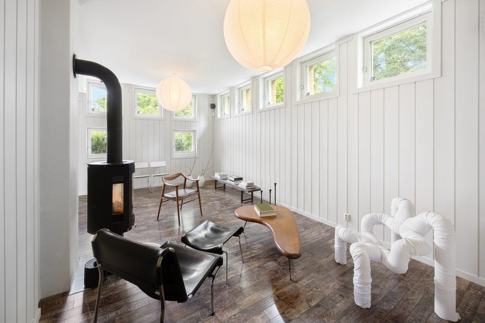Vi starter i underetasjen. Det som tidligere var aterlier for kunstnere med familie.