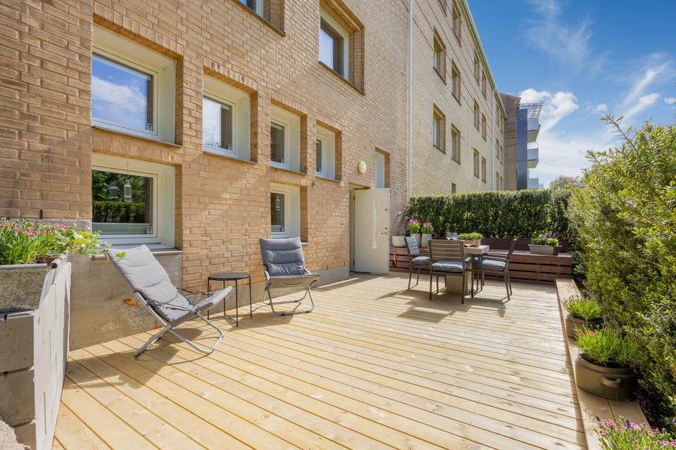 Flott 5-roms endeleilighet over to plan med stor, solrik terrasse i grønne omgivelser | 3 sov, 2 bad, 2 kjøkken, peis