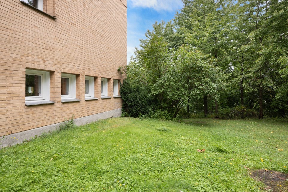 Flott 5-roms endeleilighet over to plan med stor, solrik terrasse i grønne omgivelser | 3 sov, 2 bad, 2 kjøkken, peis — image 40
