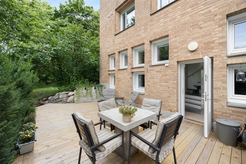 Flott 5-roms endeleilighet over to plan med stor, solrik terrasse i grønne omgivelser | 3 sov, 2 bad, 2 kjøkken, peis — image 39