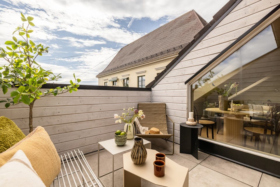 Takterrassen har store fliser på gulv og god plass til sittegruppe etter eget ønske.