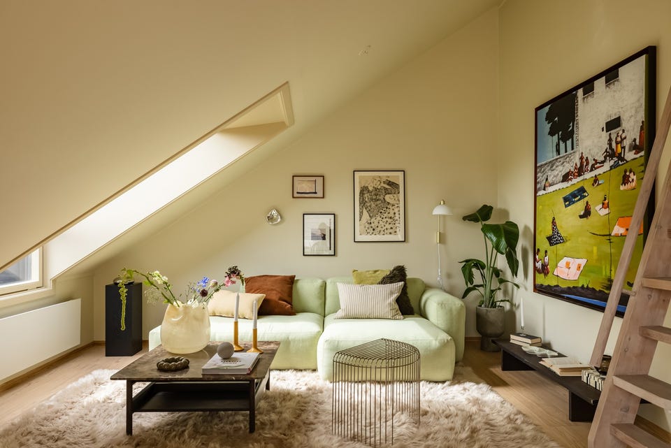 I stuen er det god plass til sofagruppe med salongbord og mediemøblement med tv.