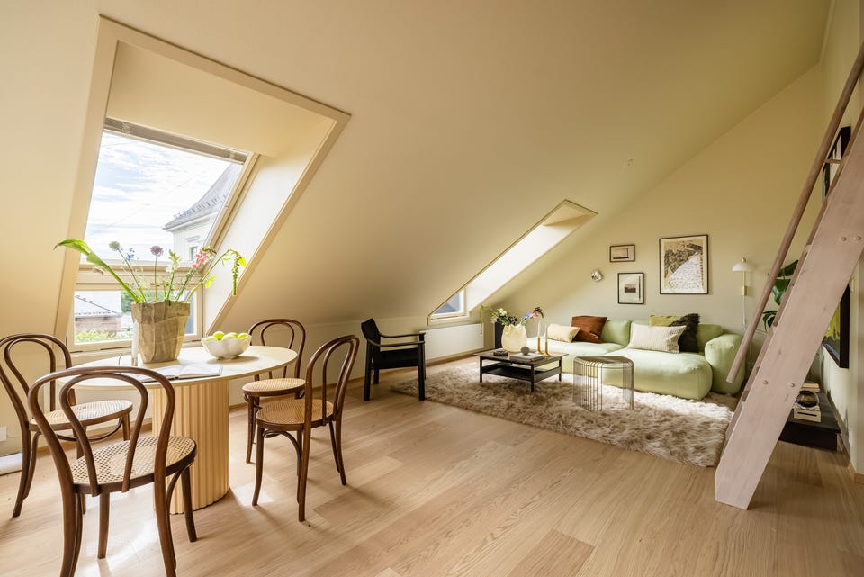 Leiligheten ligger i byggets loftsetasje (5. etasje), og har en god planløsning med et stort og sosialt oppholdsrom, soverom og baderom. I tillegg er det hems med gulvareal på ca. 14m² (ikke måleverdig).