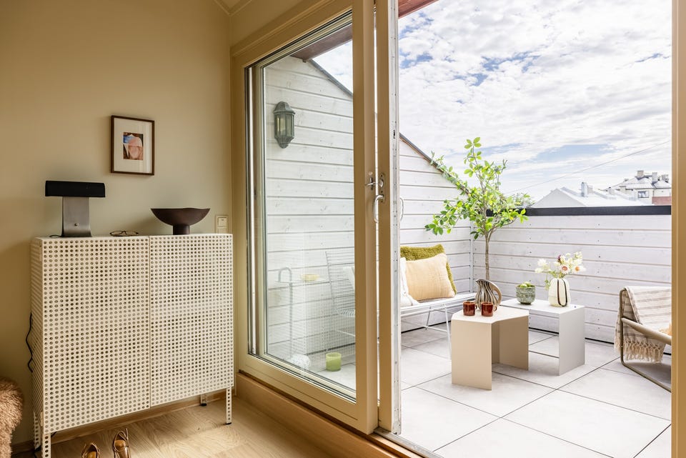 I stuen er det en stor skyvedør ut til takterrassen som blir en naturlig forlengelse av leiligheten på sommerstid.