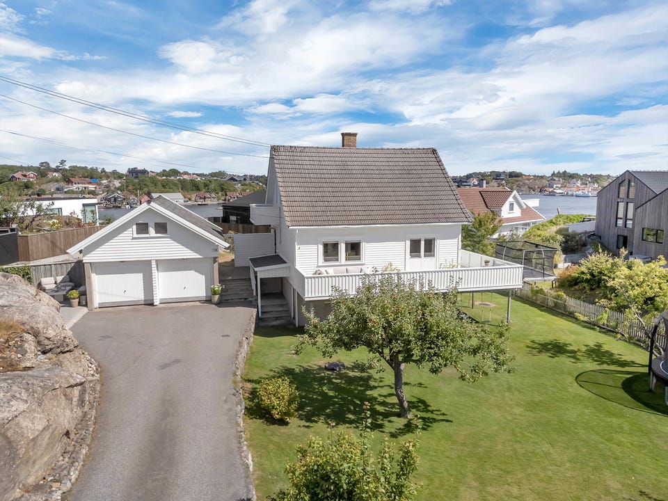 FLEKKERØY - Sjarmerende sørlandshus med idyllisk beliggenhet - Solrik tomt på 1,2 mål - Dobbel garasje - Sjøutsikt