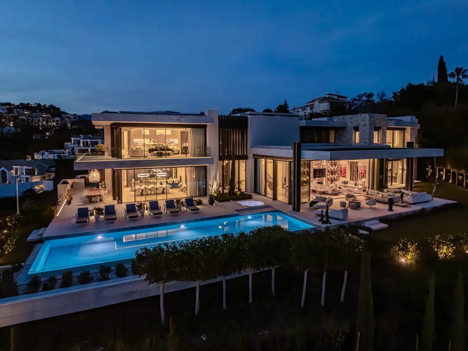 Benahavis · Norsk-eid arkitektonisk mesterverk - 1.451 m² med panoramautsikt, privat spa, heliport og infinitybasseng – bilde 2