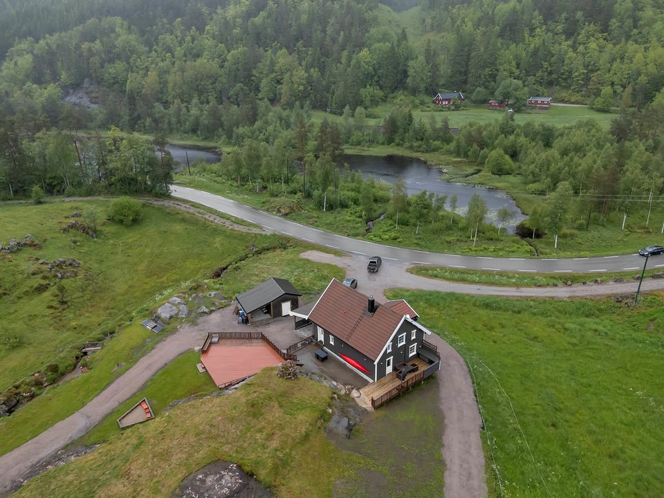 Konsmo-Betydelig oppgradert lite småbruk på solrik tomt i landlige, idylliske omgivelser.