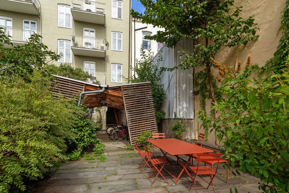 Meget hyggelig åpen bakgård