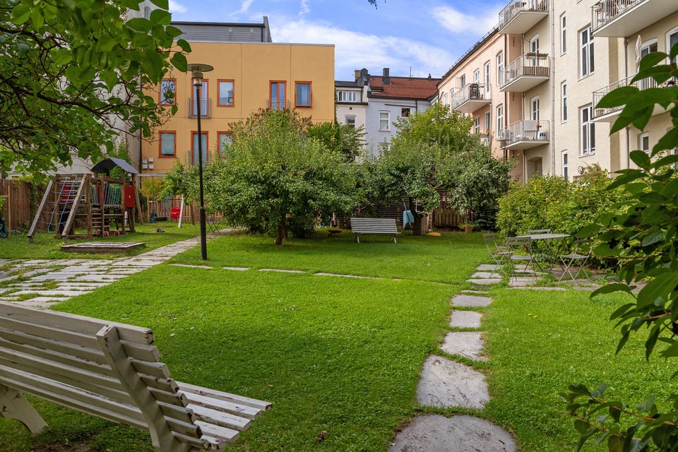 Meget hyggelig åpen bakgård