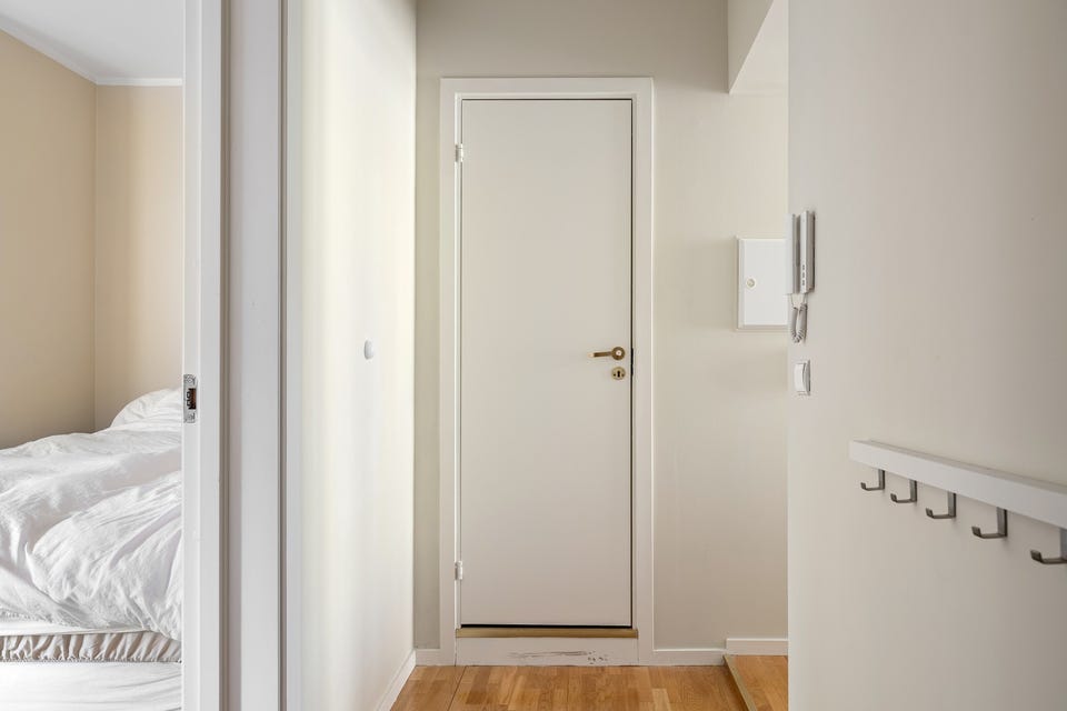 Lys og innbydende entré med plass til oppheng av ytterklær og plassering av sko.