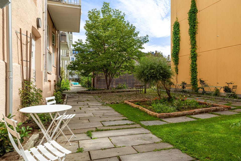 Meget hyggelig åpen bakgård