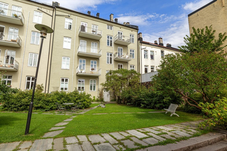 Meget hyggelig åpen bakgård