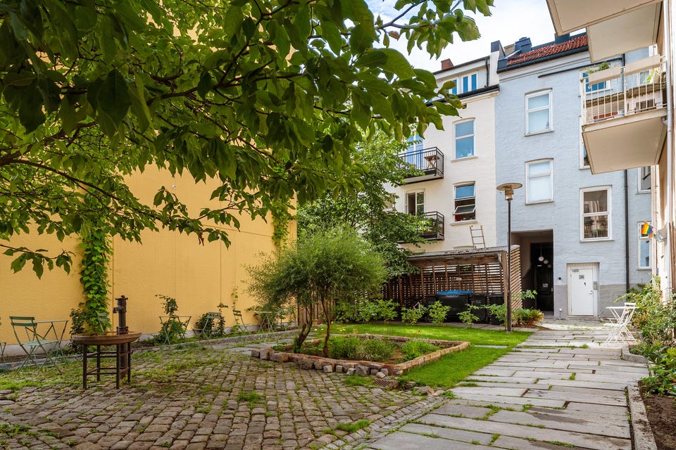 Meget hyggelig åpen bakgård