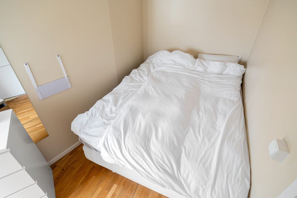 Soverom med plass til dobbeltseng og garderobeskap. Rommet vender ut mot rolig bakgård.