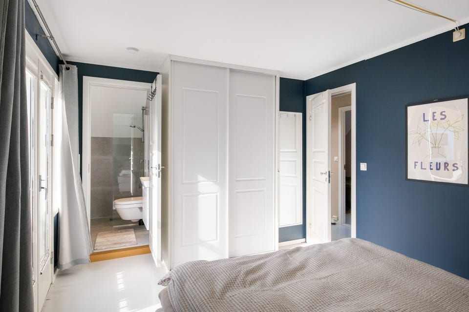 Skyvedørsgarderobe og adkomst til bad II