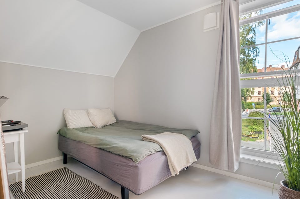 Soverom III har plass til dobbeltseng, kontorpult og garderobe