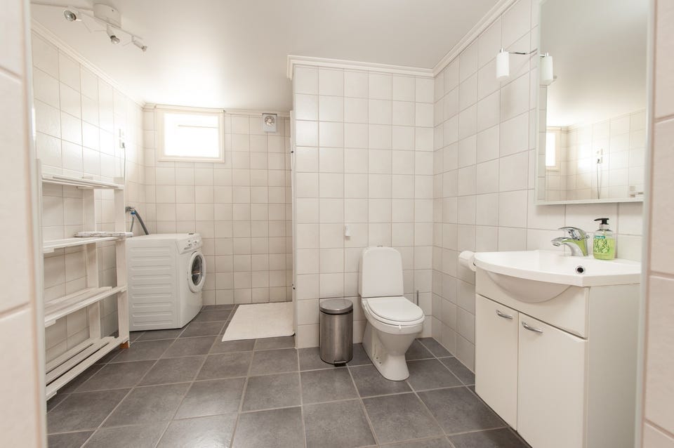 Badet er romslig og har opplegg for vaskemaskin samt god gulvplass.