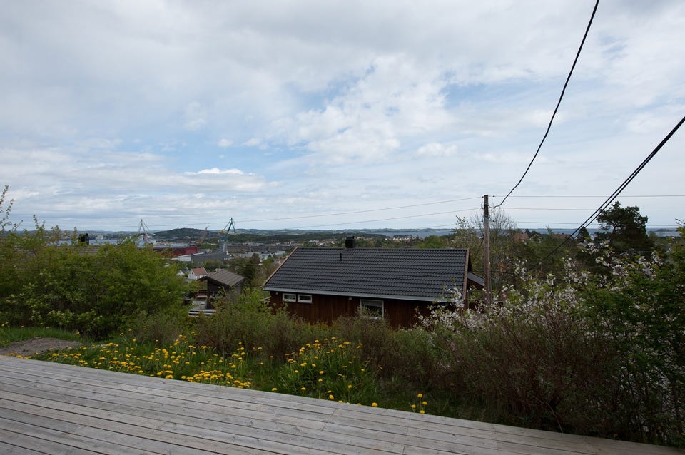 Fra uteplassen kan man nyte flott utsikt over nærområdet og sjøen i det fjerne.