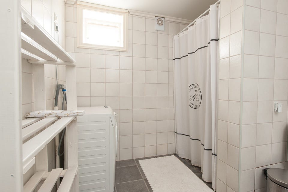 Egen dusjsone og vaskeromsdel gjør badet både praktisk og funksjonelt.